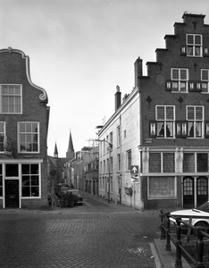 815577 Gezicht in de Geertestraat te Utrecht vanaf de Geertebrug naar het westen; rechts het pand Oudegracht 321 en ...